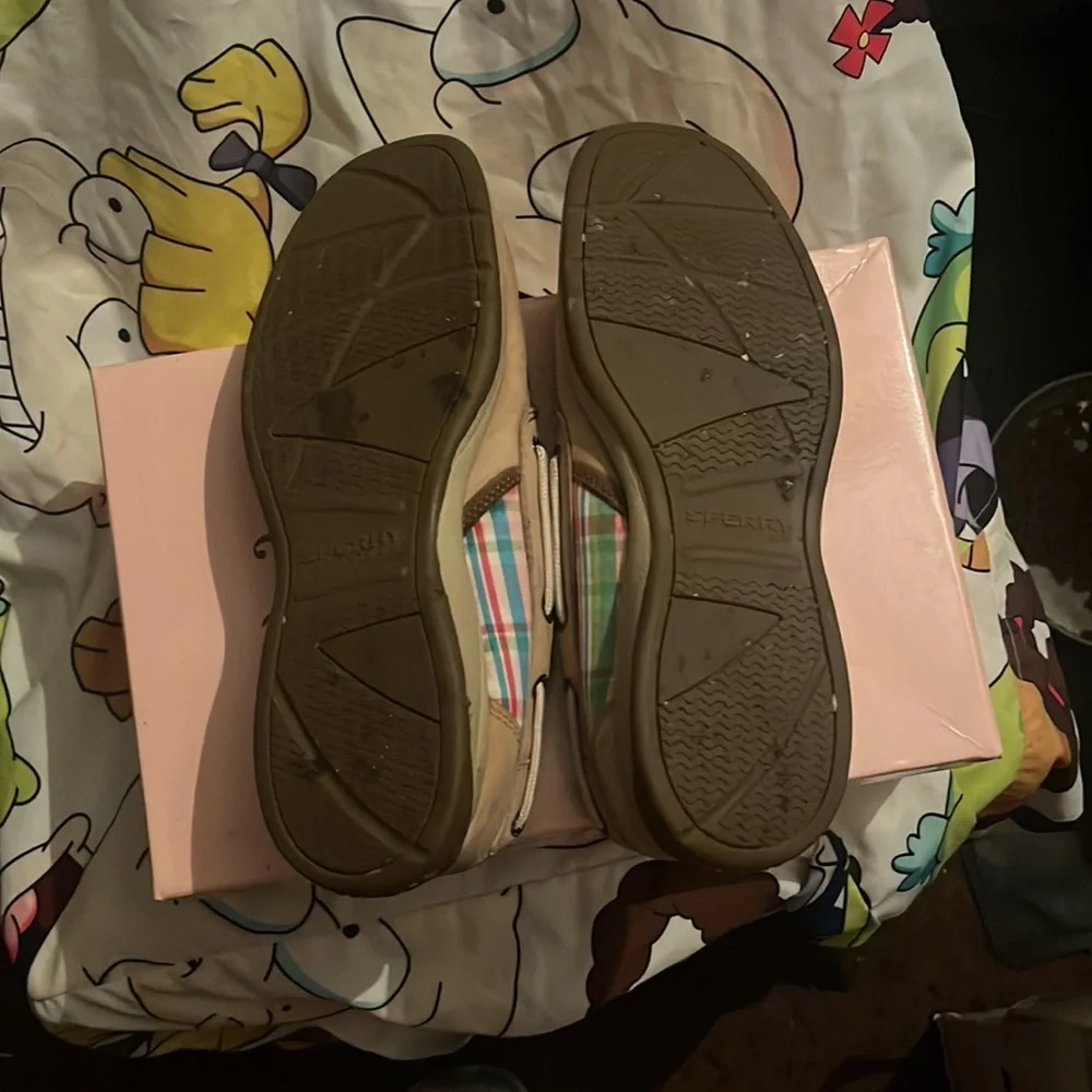 Sperry boat shoes in big kids girls. They are still in good condition